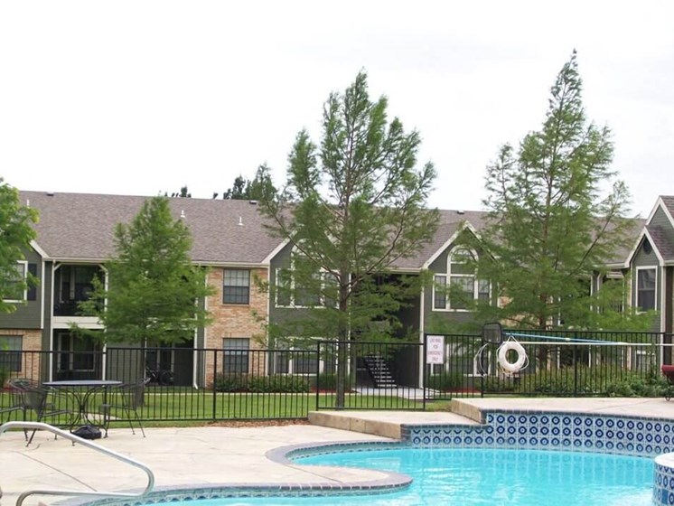 Topeka KS apartments with swimming pool